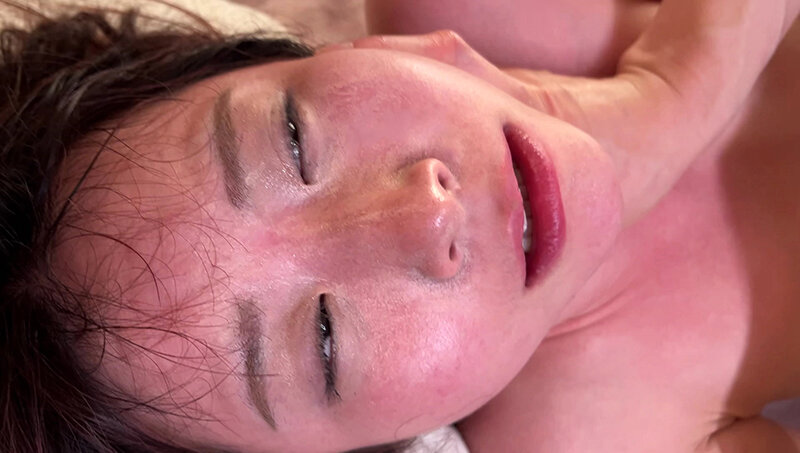 「新村あかり・沙月恵奈が人妻スワッピング3Pで乱れる!レズ調教される新婚妻の禁断プレイ」のサンプル画像17枚目