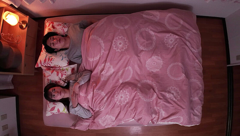 「新村あかり・沙月恵奈が人妻スワッピング3Pで乱れる!レズ調教される新婚妻の禁断プレイ」のサンプル画像20枚目