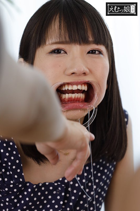 「スレンダー美少女が初めてのイラマチオに挑戦！喉奥貫通で涙目になる姿が話題」のサンプル画像10枚目