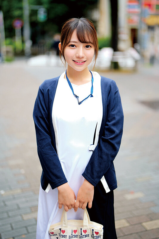 「【素人ナース】優しい巨乳美少女が童貞くんに騎乗位で筆おろし！手コキから中出しまで」のサンプル画像1枚目