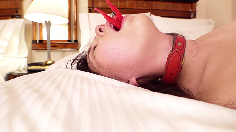 「【巨乳パイパンM女】拘束調教で3P責め！爆乳美女が激しいイラマチオで乱れる濃厚プレイ」のサンプル画像12枚目