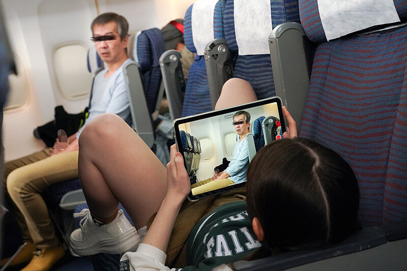 「【美少女】ミニ系女優のパンチラに興奮!機内で隠れフェラから騎乗位まで楽しむ濃厚プレイ」のサンプル画像15枚目