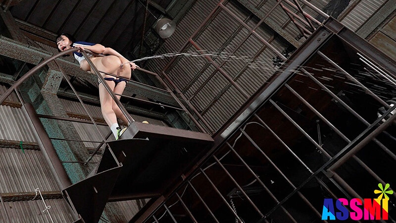 「琥珀やや 美尻レースクイーンが野外露出で恥じらい放尿&浣腸プレイ!アナルセックス中出し解禁」のサンプル画像12枚目