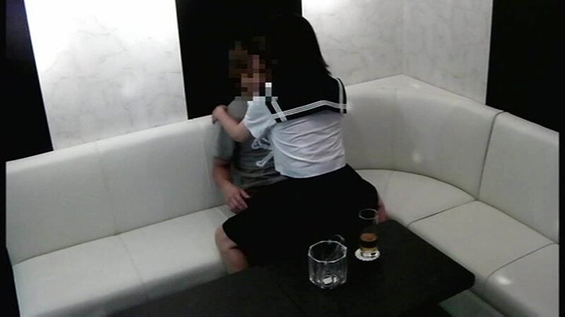 「【素人美少女】ハプバー常連だけが知る裏メニュー盗撮映像｜別室での秘密サービスをのぞき見」のサンプル画像1枚目