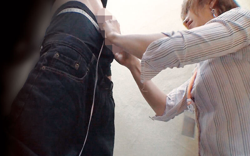 「【素人】紳士服店の試着室で美人店員に手コキされる巨根客の盗撮映像【イタズラ】」のサンプル画像13枚目