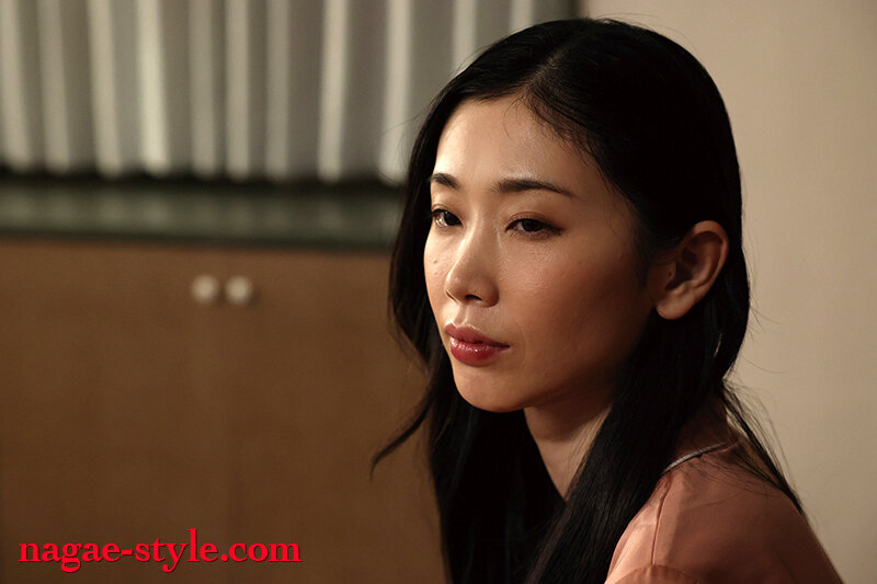 「香椎佳穂・小松杏・岬あずさが魅せる人妻の背徳愛 禁断の関係に溺れる妻たちのベスト集」のサンプル画像2枚目