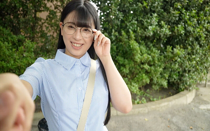 「花柳杏奈 メガネ巨乳の素人美容師がフェラ&中出しで乱れる姿がエロすぎる」のサンプル画像1枚目
