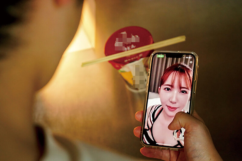 「波多野結衣が人妻役で寝取られ!巨根男子との3P中出しで乱れる免許合宿NTRドラマ」のサンプル画像2枚目