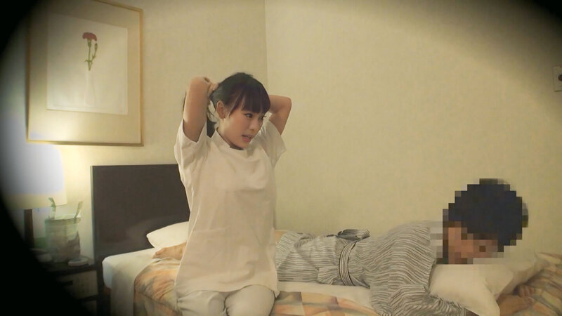 「【素人人妻】巨乳の若妻マッサージ師に我慢できず中出し！密室で繰り広げられる秘密の施術12人」のサンプル画像1枚目