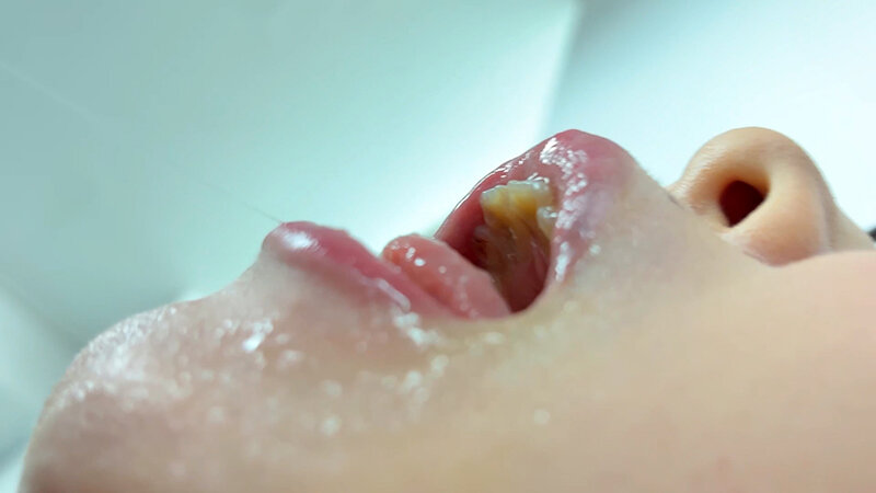 「素人お姉さんにナンパでキス・接吻をお願い！食品工場事務員みりなちゃんの甘い唇体験」のサンプル画像14枚目