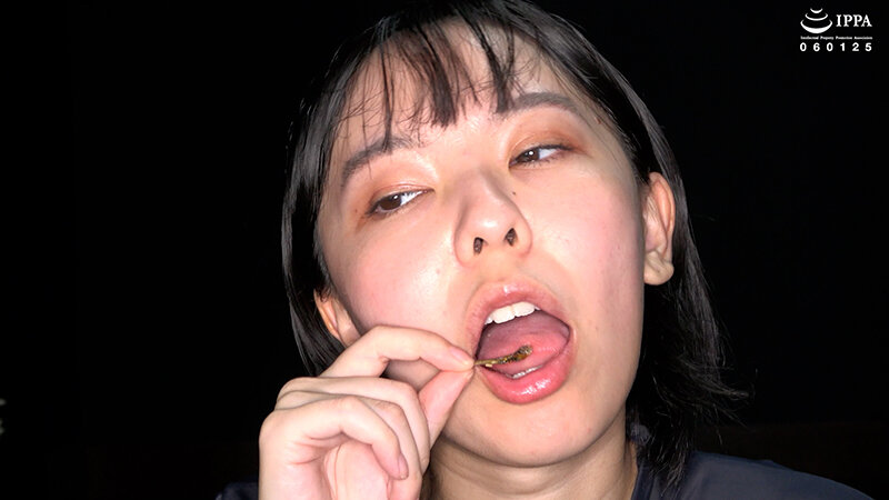 「【加護まり】口内・歯・のどちんこ観察＆咀嚼プレイ【フェチ動画】激レア巨大女作品」のサンプル画像10枚目