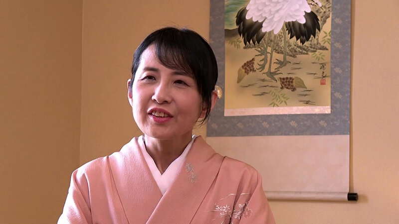 「羽根透香 還暦熟女の和服人妻が潮吹き中出しで乱れる濃厚セックス動画」のサムネイル