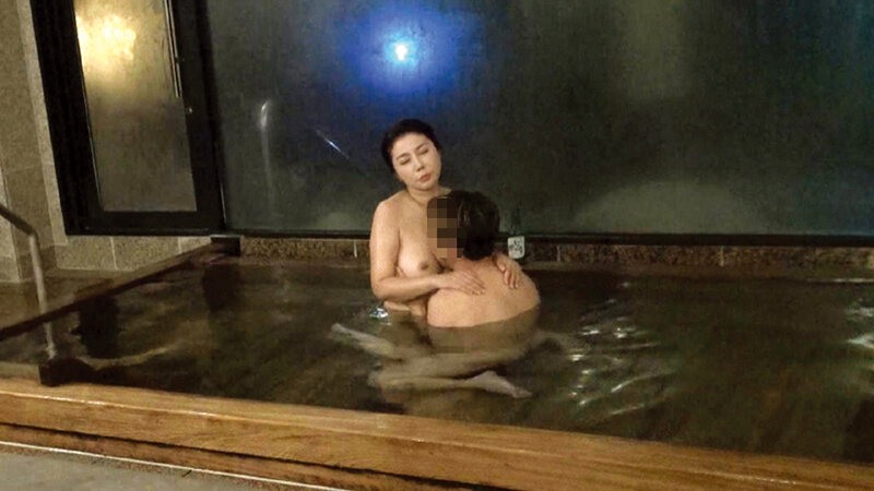 「【人妻熟女】混浴温泉で魅せる艶姿を盗撮風のぞき映像|素人妻の入浴シーン」のサンプル画像4枚目