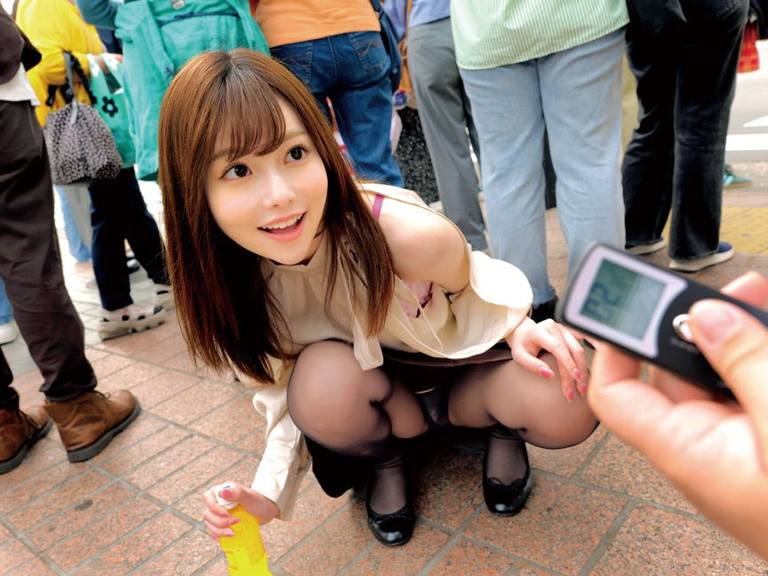 「【素人】黒パンストOL美女がリモコンバイブ散歩で羞恥プレイ!我慢できずに感じまくる姿が必見」のサンプル画像1枚目