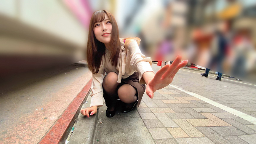 「【素人】黒パンストOL美女がリモコンバイブ散歩で羞恥プレイ!我慢できずに感じまくる姿が必見」のサンプル画像2枚目