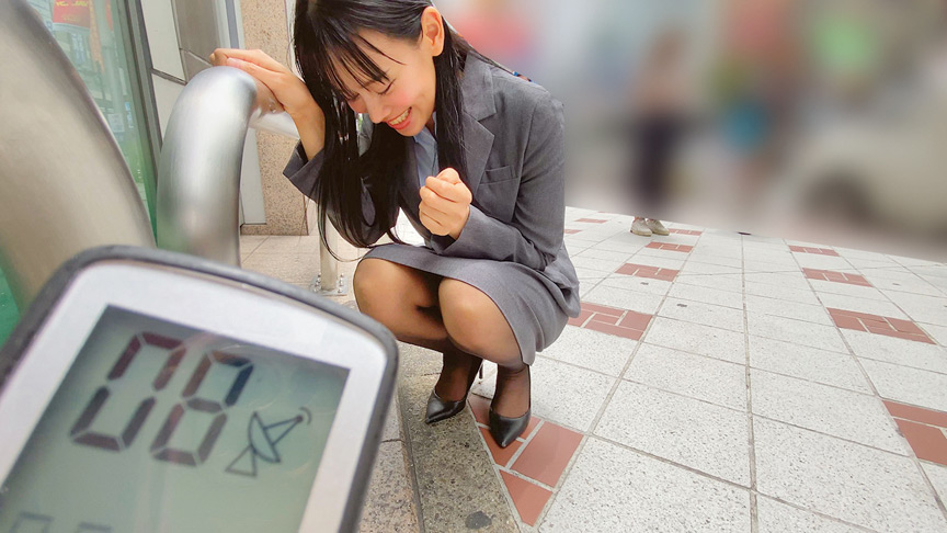 「【素人】黒パンストOL美女がリモコンバイブ散歩で羞恥プレイ!我慢できずに感じまくる姿が必見」のサンプル画像4枚目