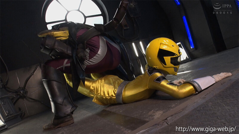 「泉りおんが女戦士に変身！ヒロインピンチで絶体絶命の戦隊バトルアクション」のサンプル画像16枚目