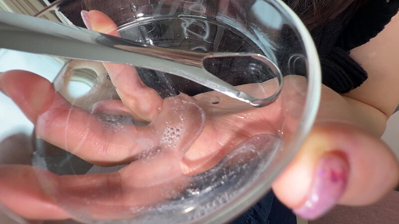 「【原美織】素人お姉さんをナンパ！個人撮影で魅せる舌ブラシ汚舌苔採取の衝撃映像」のサンプル画像10枚目