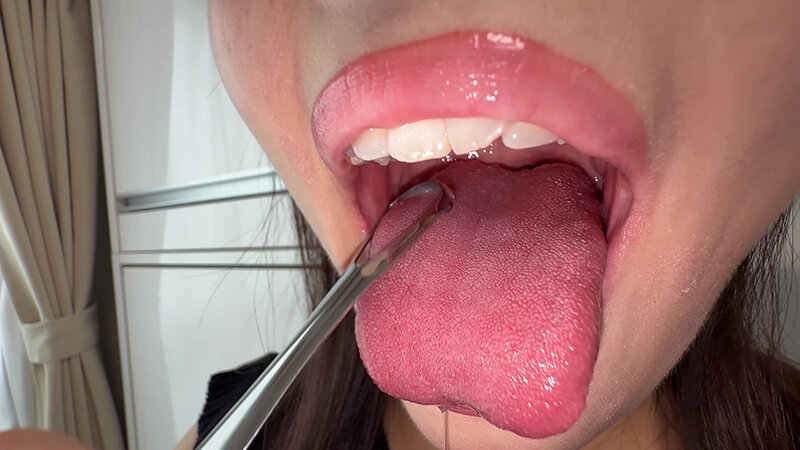「【原美織】素人お姉さんをナンパ！個人撮影で魅せる舌ブラシ汚舌苔採取の衝撃映像」のサンプル画像6枚目