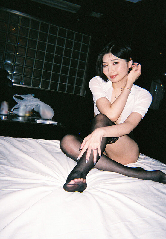 「真野祈とラブホデートでハメ撮り！ごっくん＆中出しを何度も求める濃厚セックス」のサンプル画像1枚目