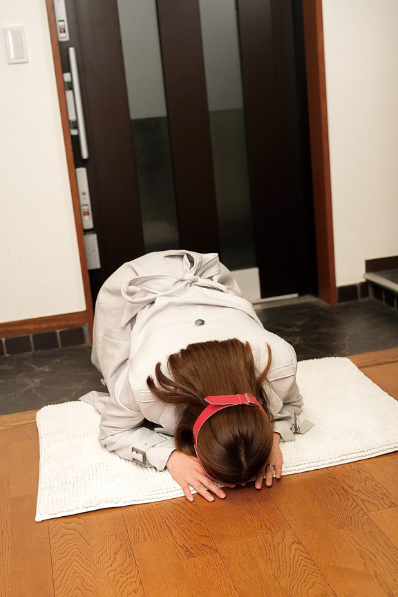 「熟女人妻・卯水咲流が魅せる従順な姿に興奮必至!マゾ覚醒プレイで悶える美熟女動画」のサンプル画像2枚目