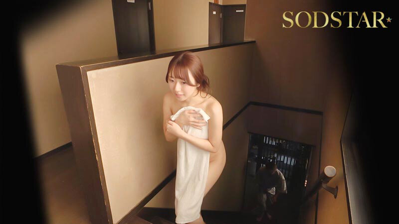 「スレンダー女優・天神羽衣が温泉で羞恥プレイ!野外露出と乱交に挑戦する衝撃作品」のサンプル画像10枚目