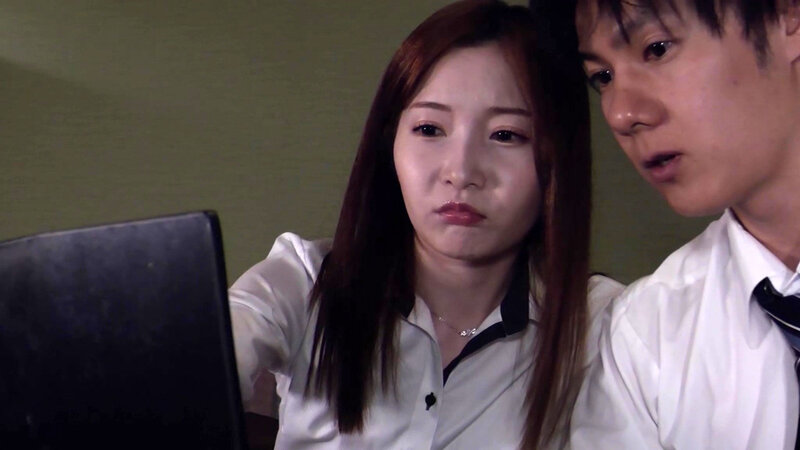 「小春まり 美人女上司と相部屋で不倫中出しSEX｜スレンダー人妻OLと騎乗位・顔面騎乗」のサンプル画像4枚目