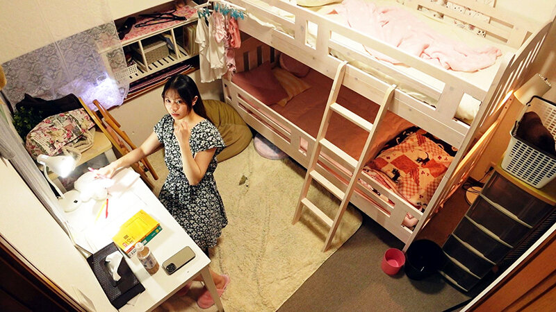 「【素人女子大生】有名私大女子寮の盗撮映像！清楚な美女の過激オナニーと指マン自慰記録」のサンプル画像1枚目