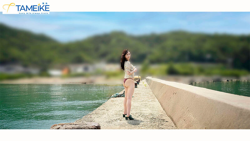 「小宮かおる 37歳人妻がハメ撮りで魅せる熟女の色気|3P・4Pで乱れる主婦のAVデビュー作」のサンプル画像12枚目