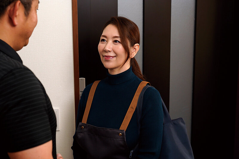 「翔田千里が魅せる熟女痴女プレイ!巨乳家政婦のフェラ&中出し濃厚セックス」のサンプル画像3枚目