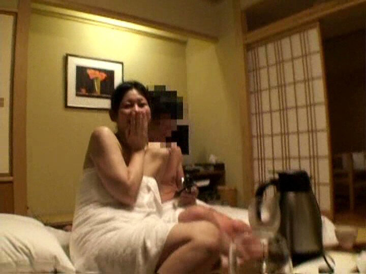 「【人妻・主婦】美人妻の不倫温泉旅行で乱交プレイ!禁断の湯恋ドラマ【AIリマスター版】」のサンプル画像9枚目