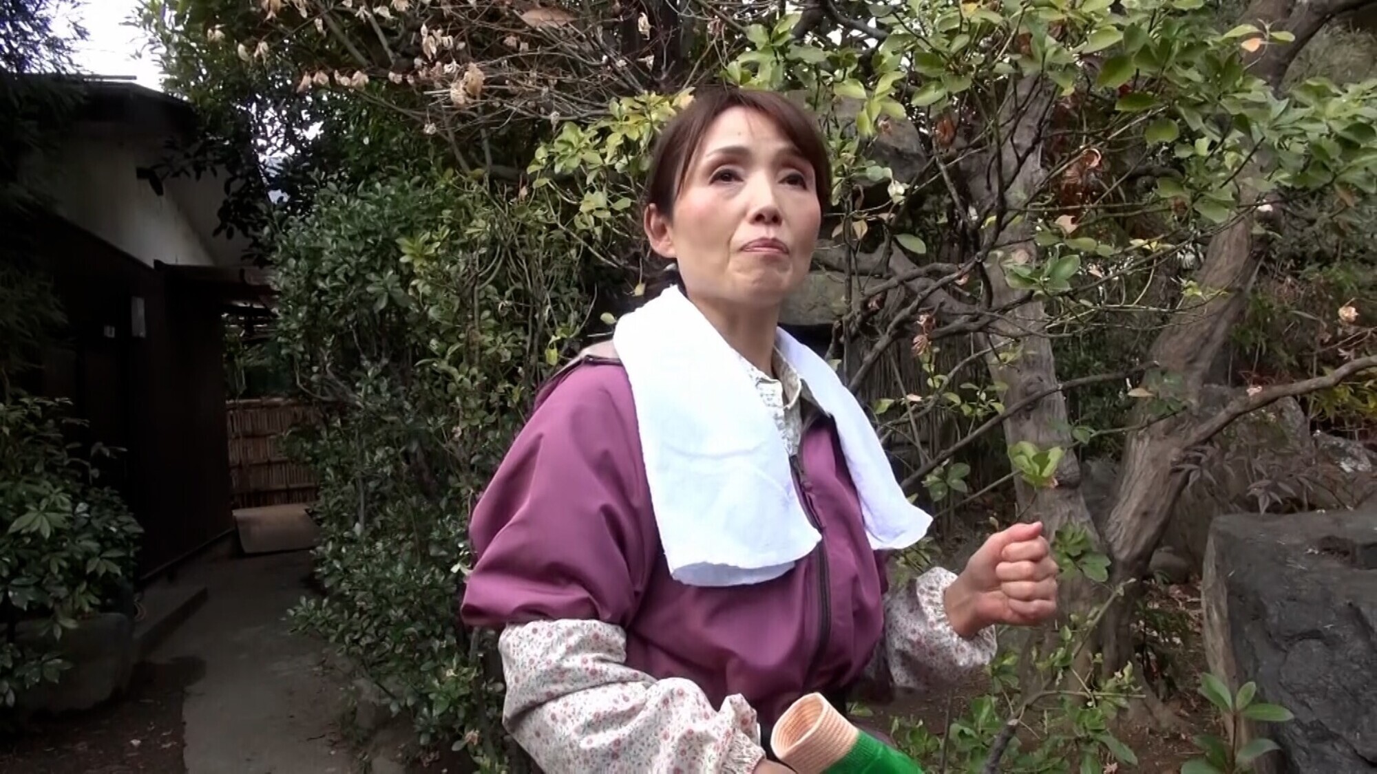 「地方の山間部の田舎で暮らす熟女が刺激を求めてAV出演！あまりの興奮にカメラの前で痴態を晒しイキまくる！」のサムネイル