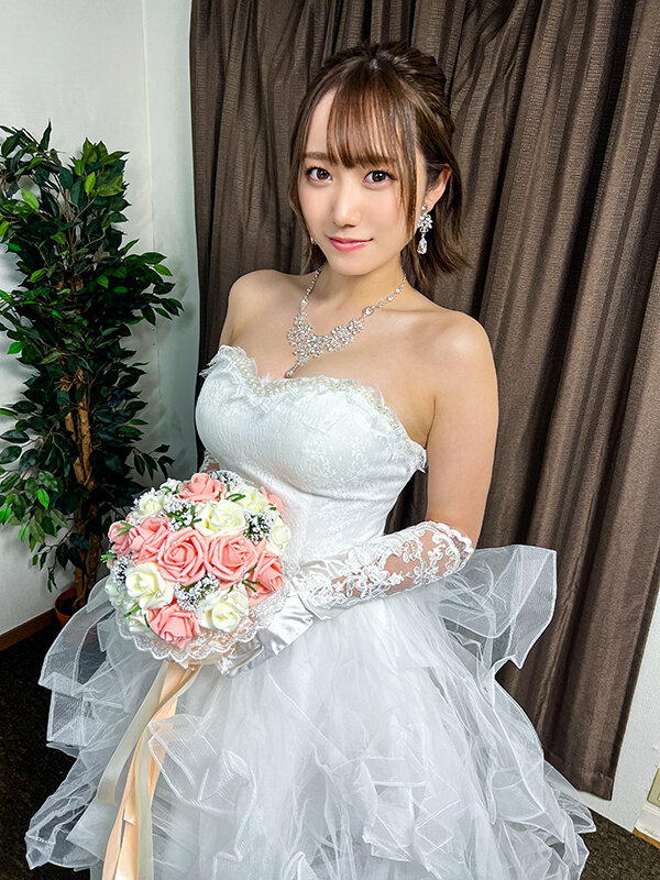 「【素人】巨乳花嫁がウェディングドレスでNTRハメ撮り!結婚前夜の禁断不倫映像」のサンプル画像1枚目