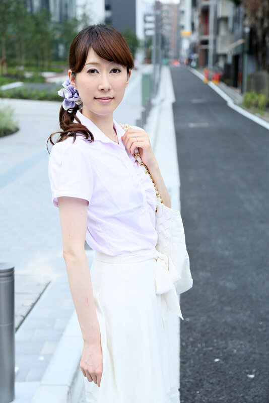 「【素人人妻】巨乳主婦が興奮してフェラ奉仕!モニタリング企画で20人の人妻が濃厚プレイ」のサンプル画像1枚目