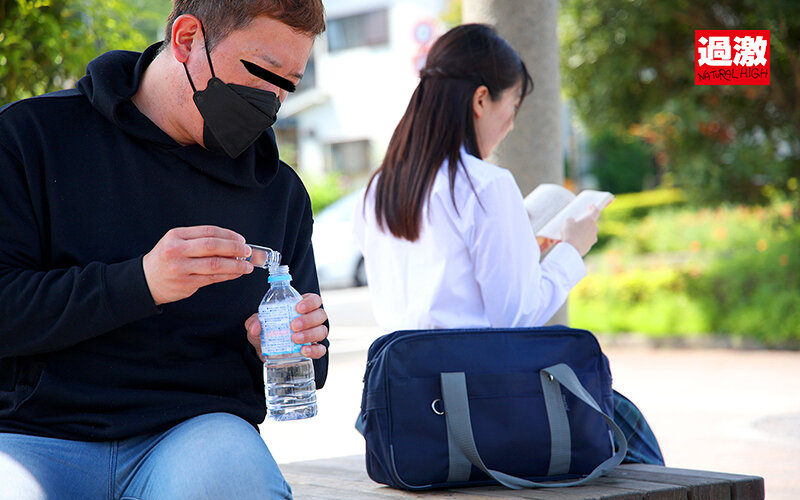 「【女子校生】黒髪清楚な制服美少女が野外露出オナニーで潮吹き絶頂!異物挿入で乱れる姿が過激すぎる」のサンプル画像2枚目