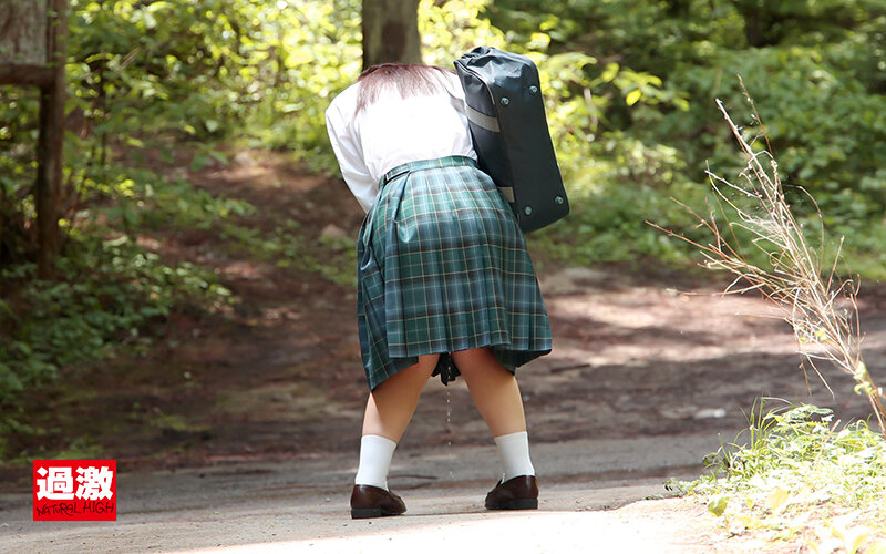 「【女子校生】黒髪清楚な制服美少女が野外露出オナニーで潮吹き絶頂!異物挿入で乱れる姿が過激すぎる」のサンプル画像4枚目