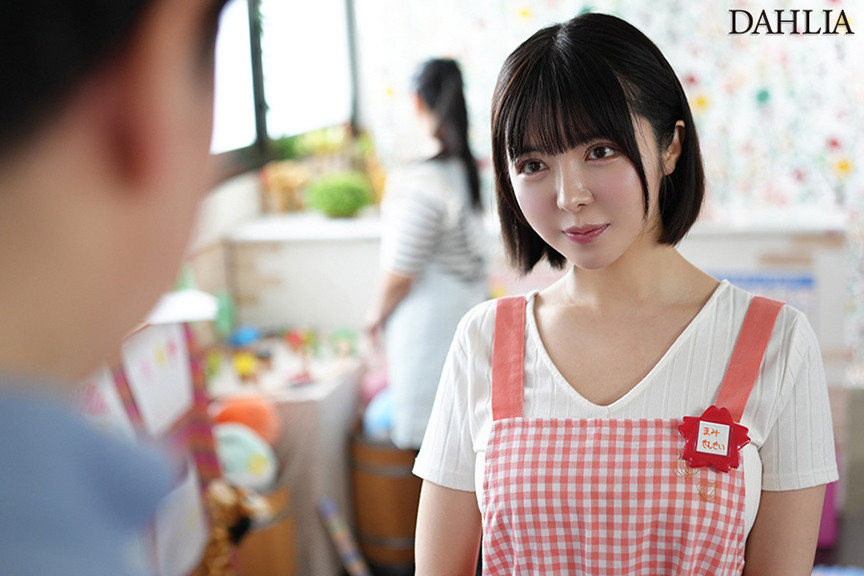 「善場まみが魅せる誘惑プレイ|人気女優の大胆演技に釘付け【保育士コスプレ】」のサンプル画像2枚目