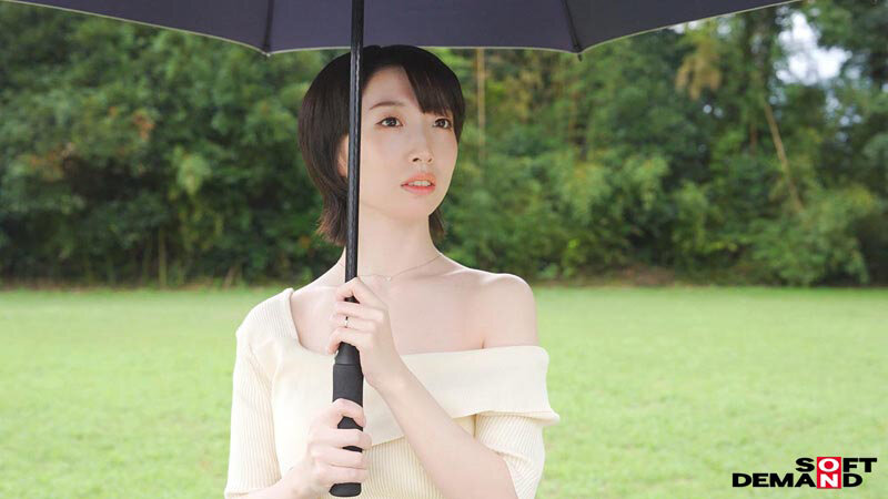 「朝日奈肖の野外露出プレイ!巨乳F乳人妻が水着姿で魅せる大胆ボディと巨尻の魅力」のサンプル画像4枚目