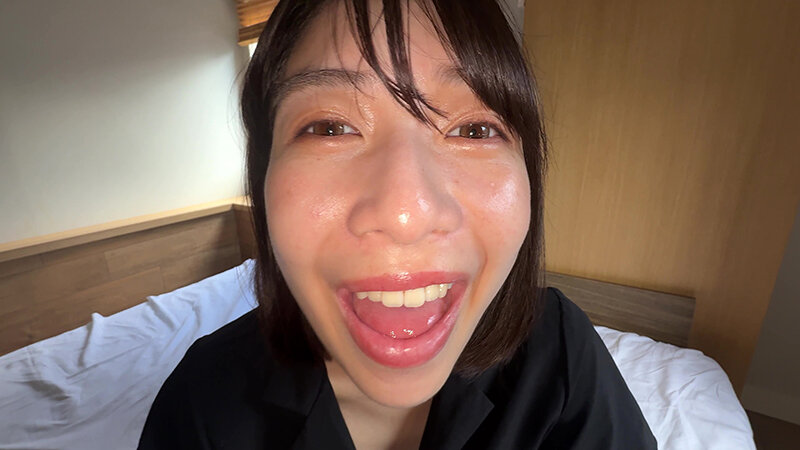 「【湊波流】素人お姉さんをナンパ!舌ブラシで汚舌苔採取する個人撮影動画」のサンプル画像8枚目