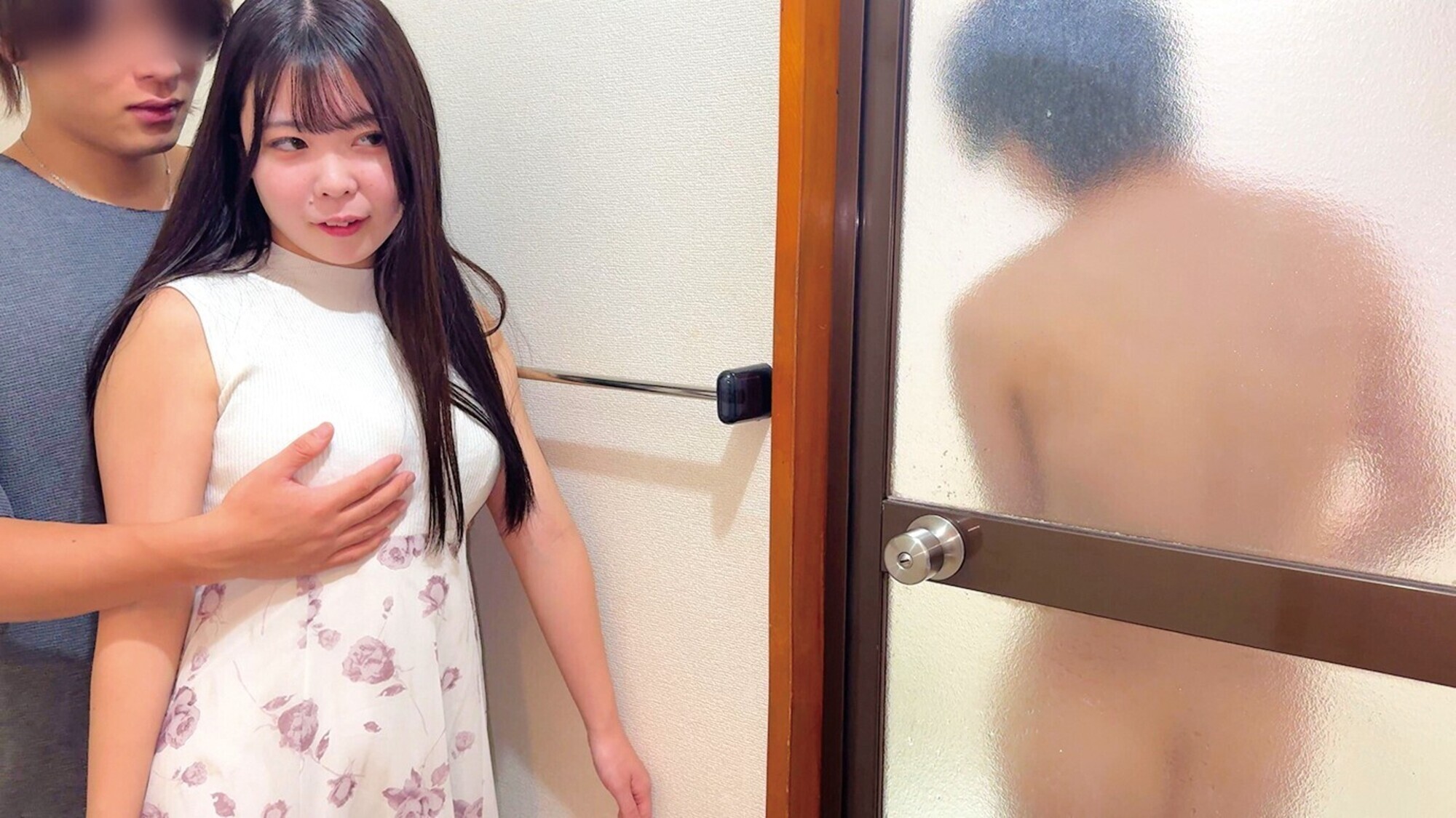 「素人奥様が旦那が風呂に入っている約30分だけの限定NTRに挑戦！自宅でご無沙汰奥様が旦那の横でバレないように浮気セックス！旦那では味わえない年下デカチ○ポの激ピストンに喘ぎ声を我慢しつつも大絶頂！欲求不満オマ○コに溢れるほど連続大量生中出し！4組8発！」のサンプル画像20枚目