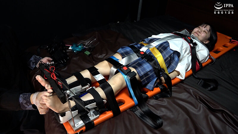 「【加護まり】制服美少女の足裏くすぐり拘束プレイ!敏感な反応がたまらない【フェチ動画】」のサンプル画像6枚目