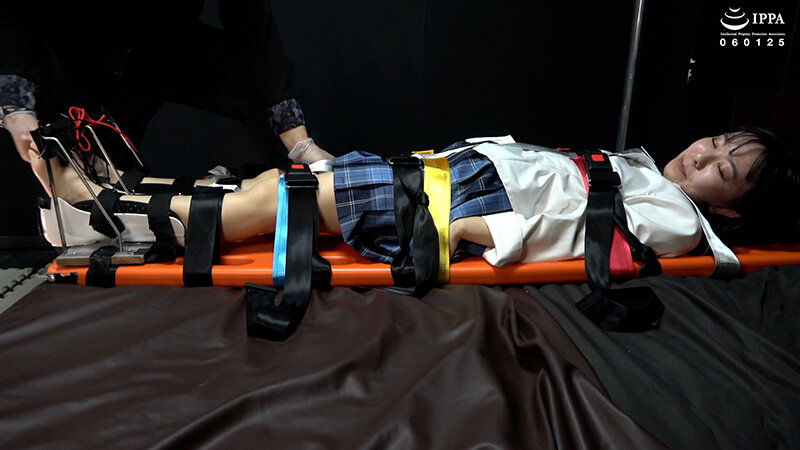 「【加護まり】制服美少女の足裏くすぐり拘束プレイ!敏感な反応がたまらない【フェチ動画】」のサンプル画像9枚目