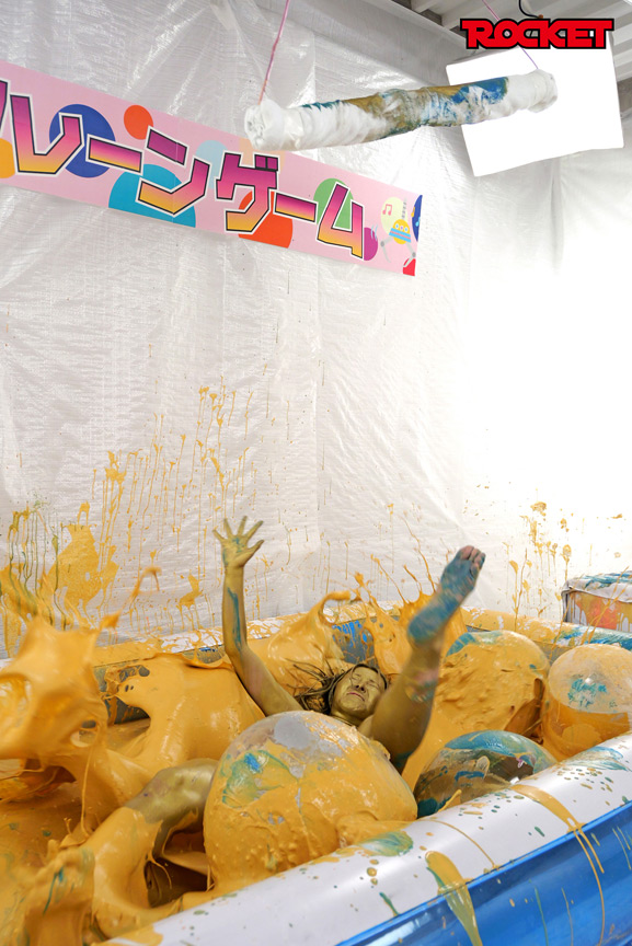 「幾野まち・赤城穂波ら4人がウェット&メッシー体験!どろんこプールで濡れ場バラエティ企画」のサンプル画像10枚目