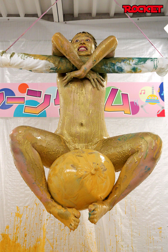 「幾野まち・赤城穂波ら4人がウェット&メッシー体験!どろんこプールで濡れ場バラエティ企画」のサンプル画像11枚目