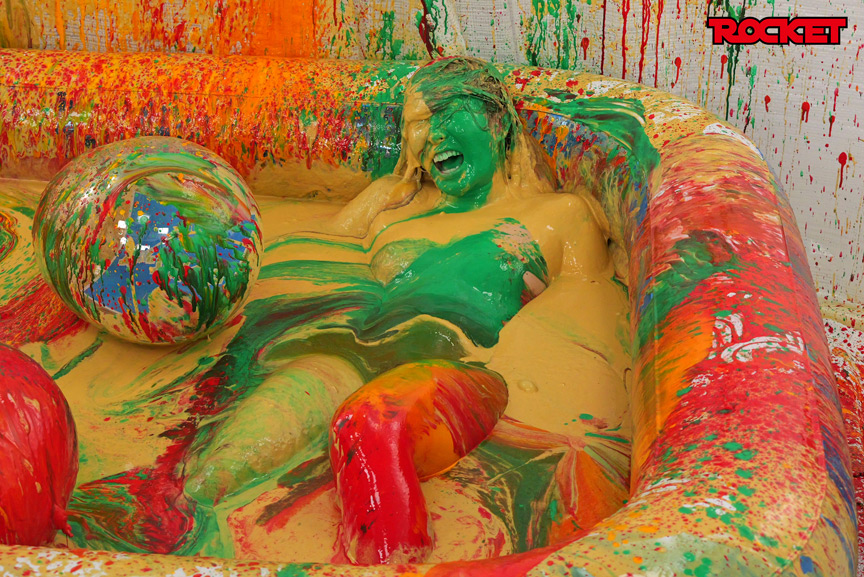 「幾野まち・赤城穂波ら4人がウェット&メッシー体験!どろんこプールで濡れ場バラエティ企画」のサンプル画像14枚目