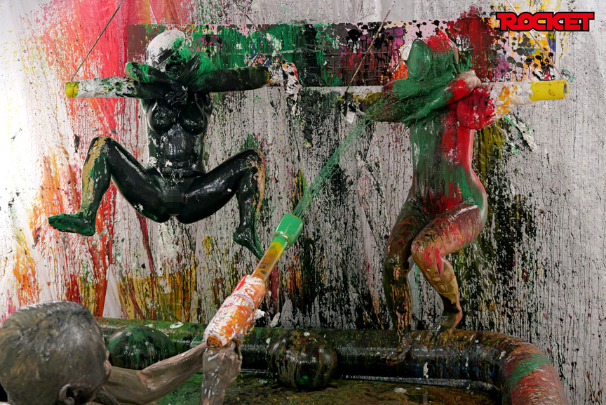 「幾野まち・赤城穂波ら4人がウェット&メッシー体験!どろんこプールで濡れ場バラエティ企画」のサンプル画像15枚目