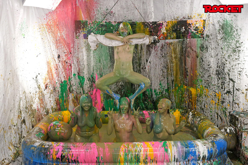 「幾野まち・赤城穂波ら4人がウェット&メッシー体験!どろんこプールで濡れ場バラエティ企画」のサンプル画像20枚目