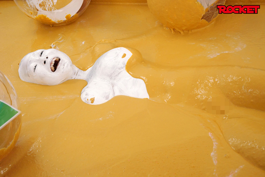 「幾野まち・赤城穂波ら4人がウェット&メッシー体験!どろんこプールで濡れ場バラエティ企画」のサンプル画像4枚目