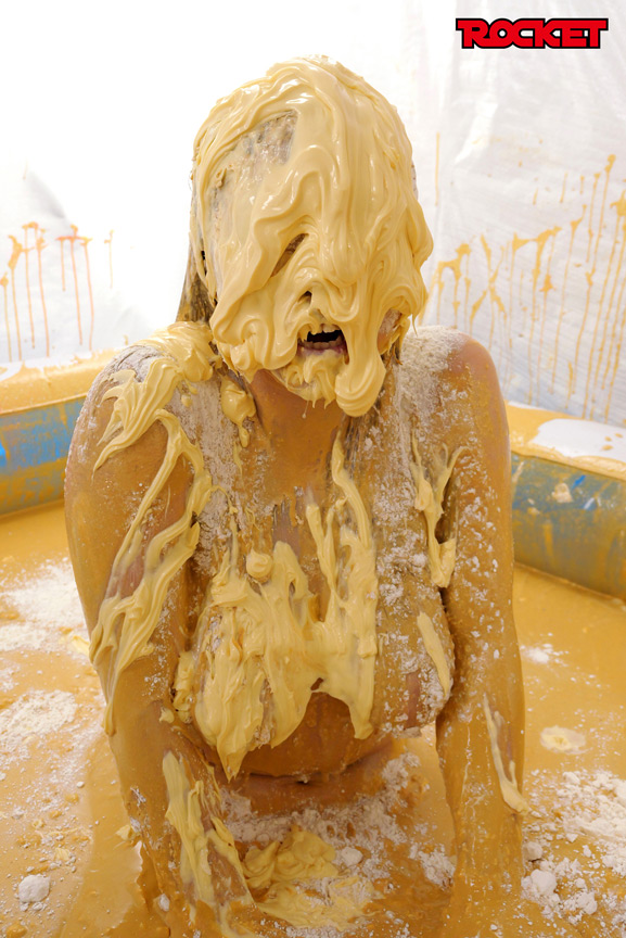 「幾野まち・赤城穂波ら4人がウェット&メッシー体験!どろんこプールで濡れ場バラエティ企画」のサンプル画像7枚目