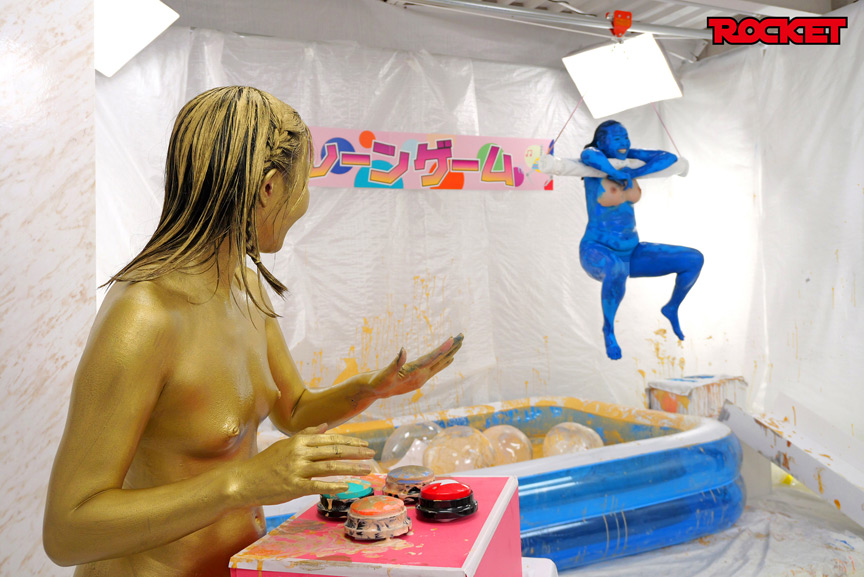 「幾野まち・赤城穂波ら4人がウェット&メッシー体験!どろんこプールで濡れ場バラエティ企画」のサンプル画像9枚目